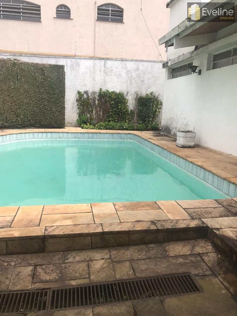 Casa à venda e aluguel com 4 quartos, 740m² - Foto 1