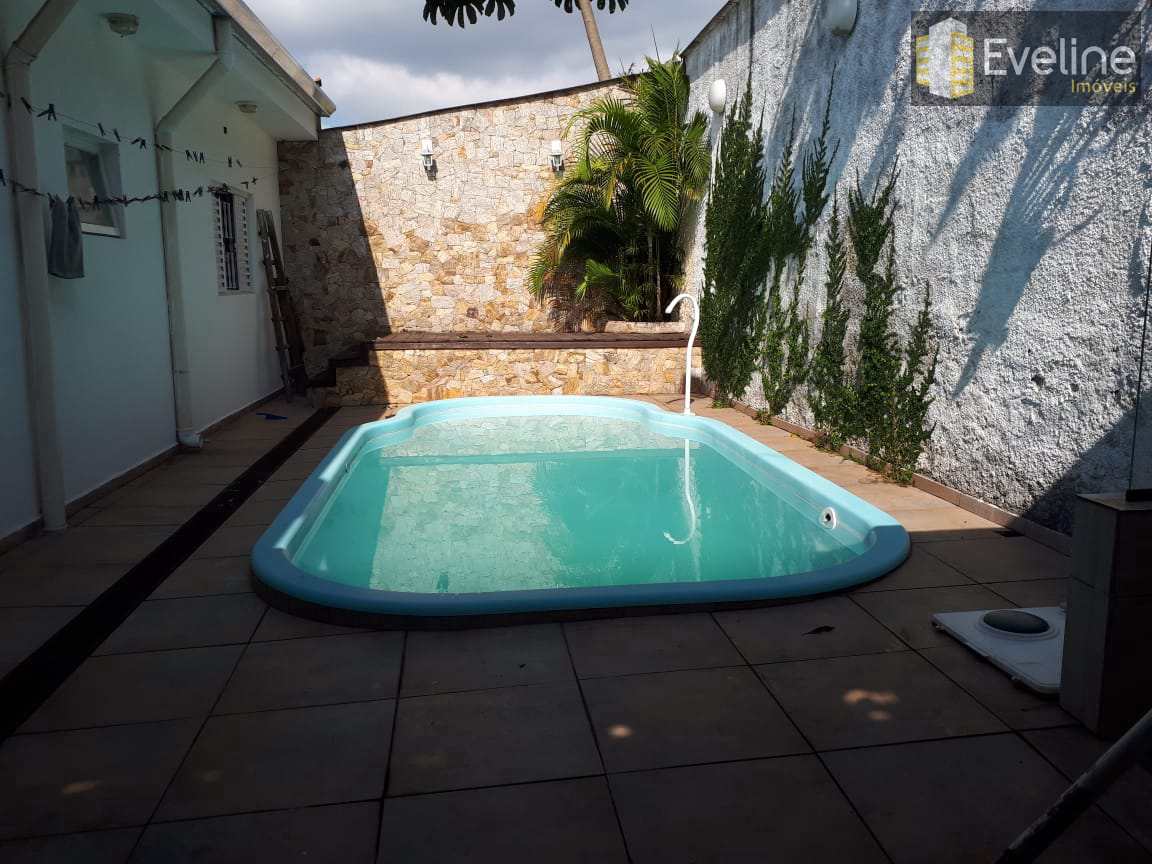 Casa à venda com 4 quartos, 200m² - Foto 1