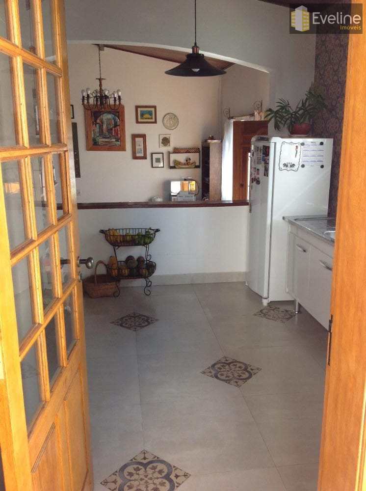 Casa à venda com 3 quartos, 217m² - Foto 4