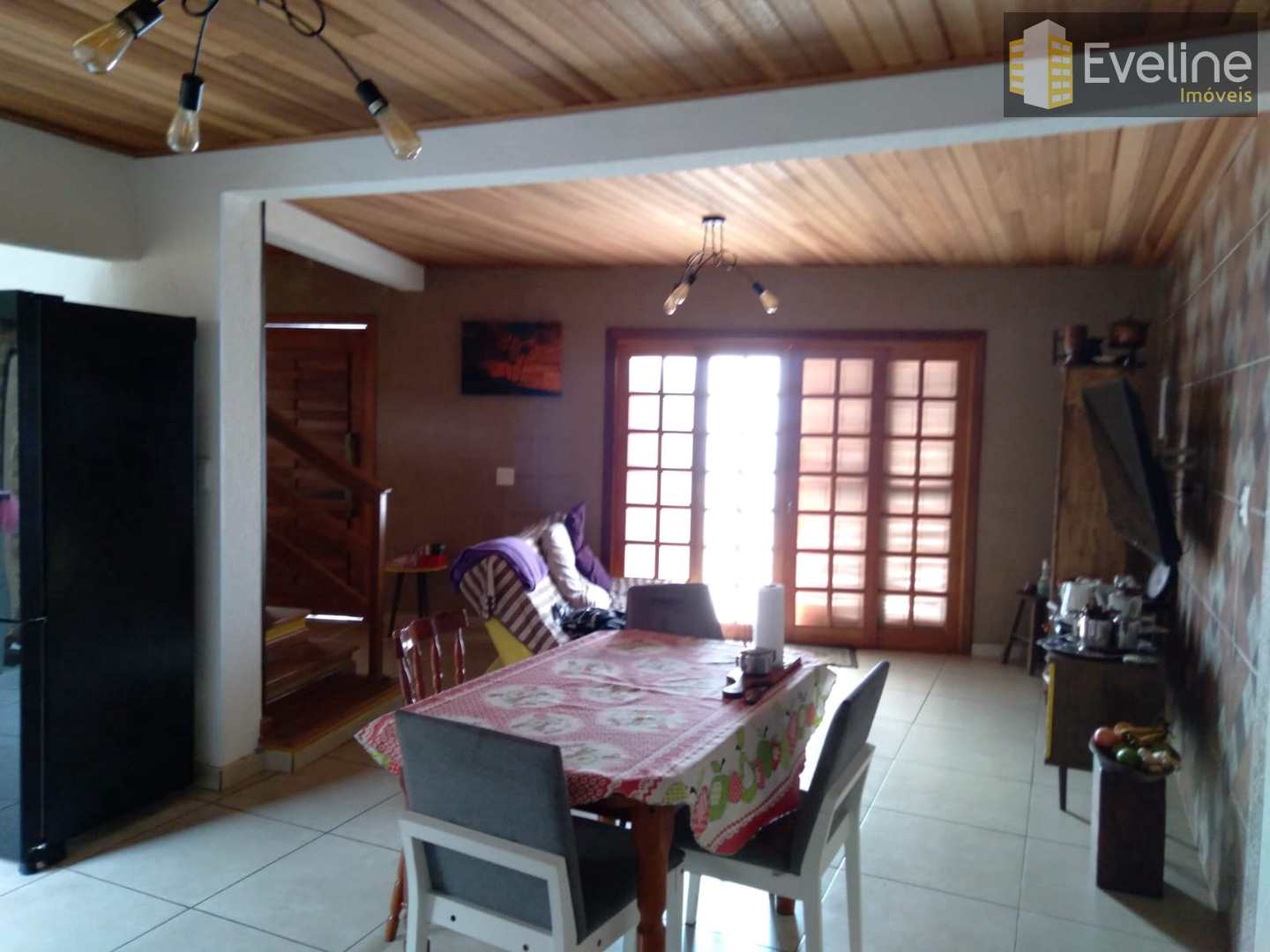 Casa à venda com 3 quartos, 238m² - Foto 1