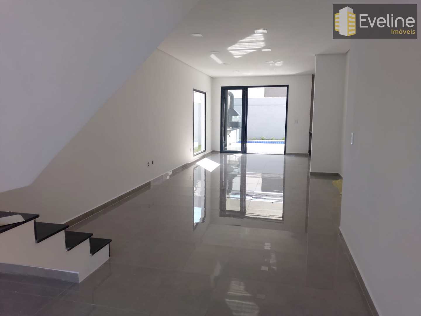 Casa de Condomínio à venda com 4 quartos, 235m² - Foto 1