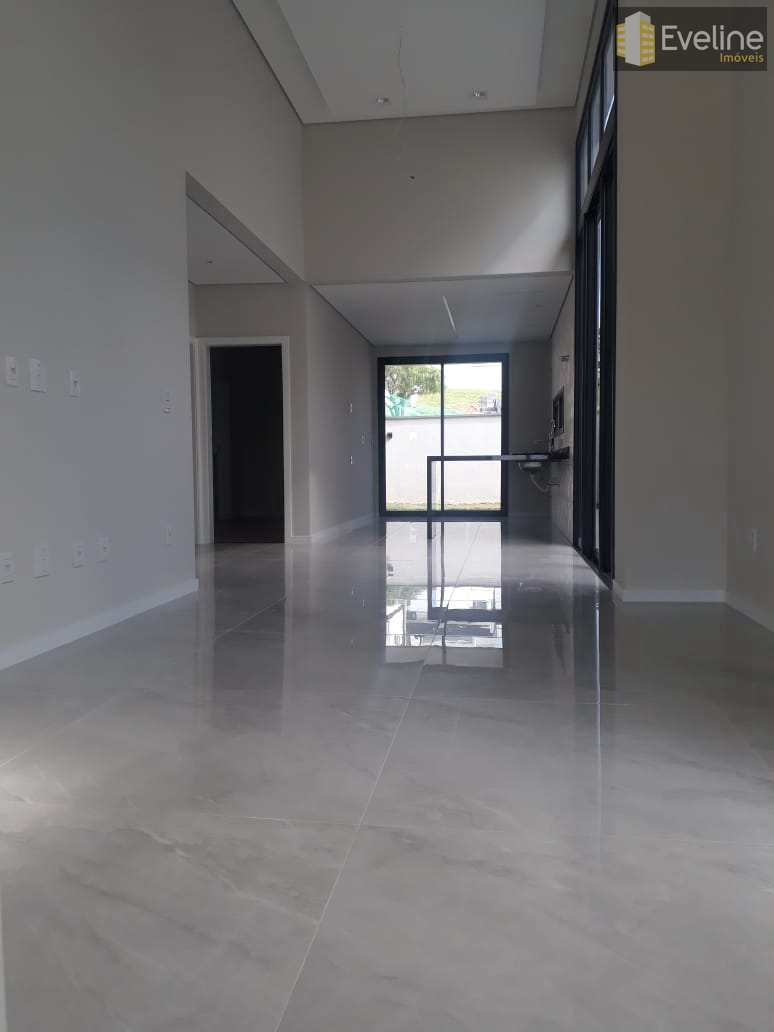 Casa de Condomínio à venda com 4 quartos, 200m² - Foto 1