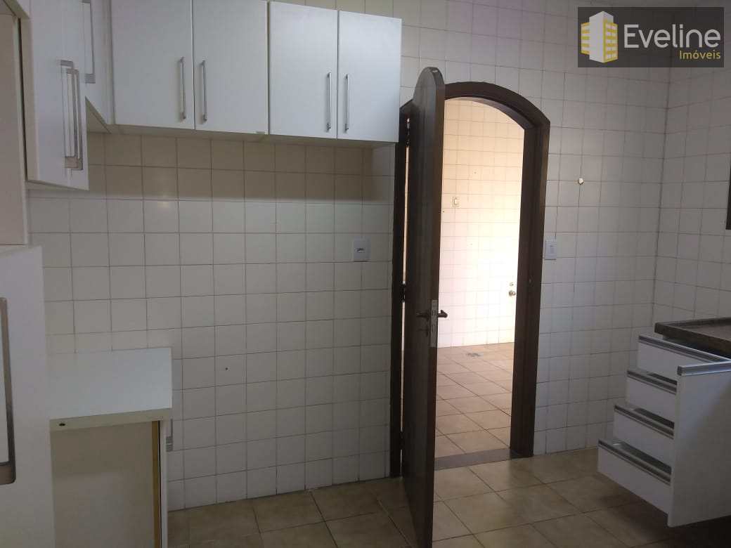 Casa à venda com 4 quartos, 211m² - Foto 5