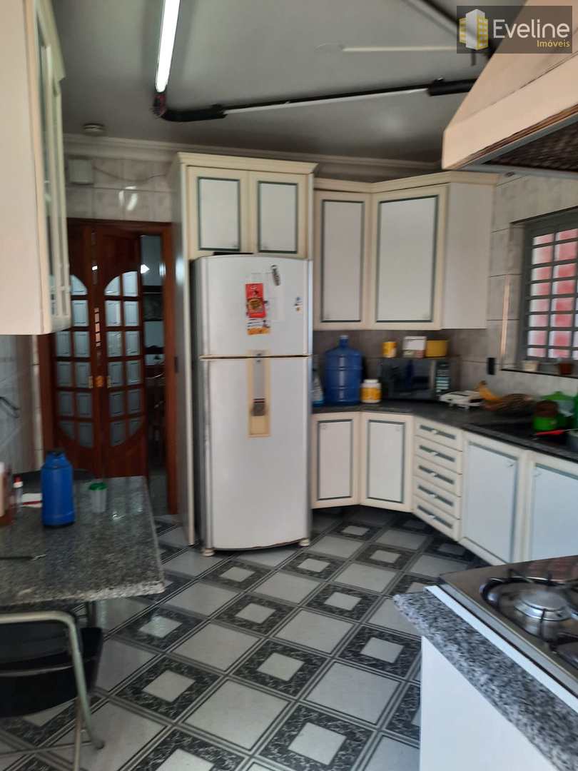 Casa à venda e aluguel com 3 quartos, 250m² - Foto 5