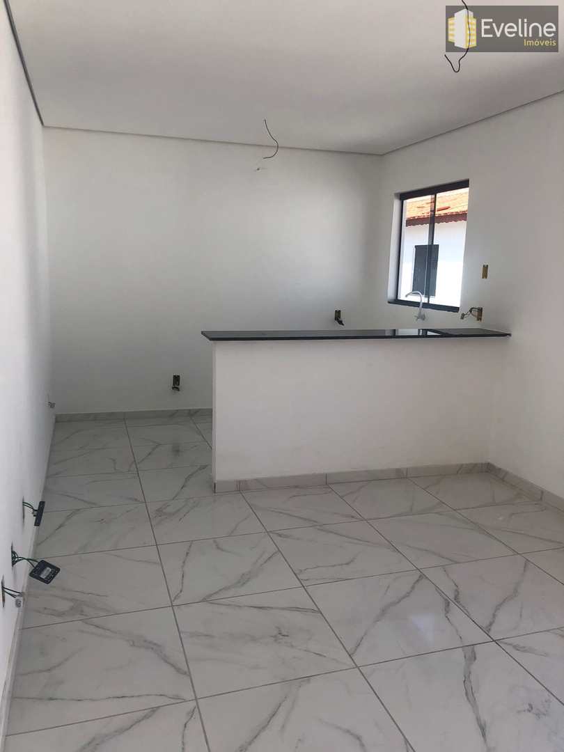 Casa à venda com 4 quartos, 300m² - Foto 1