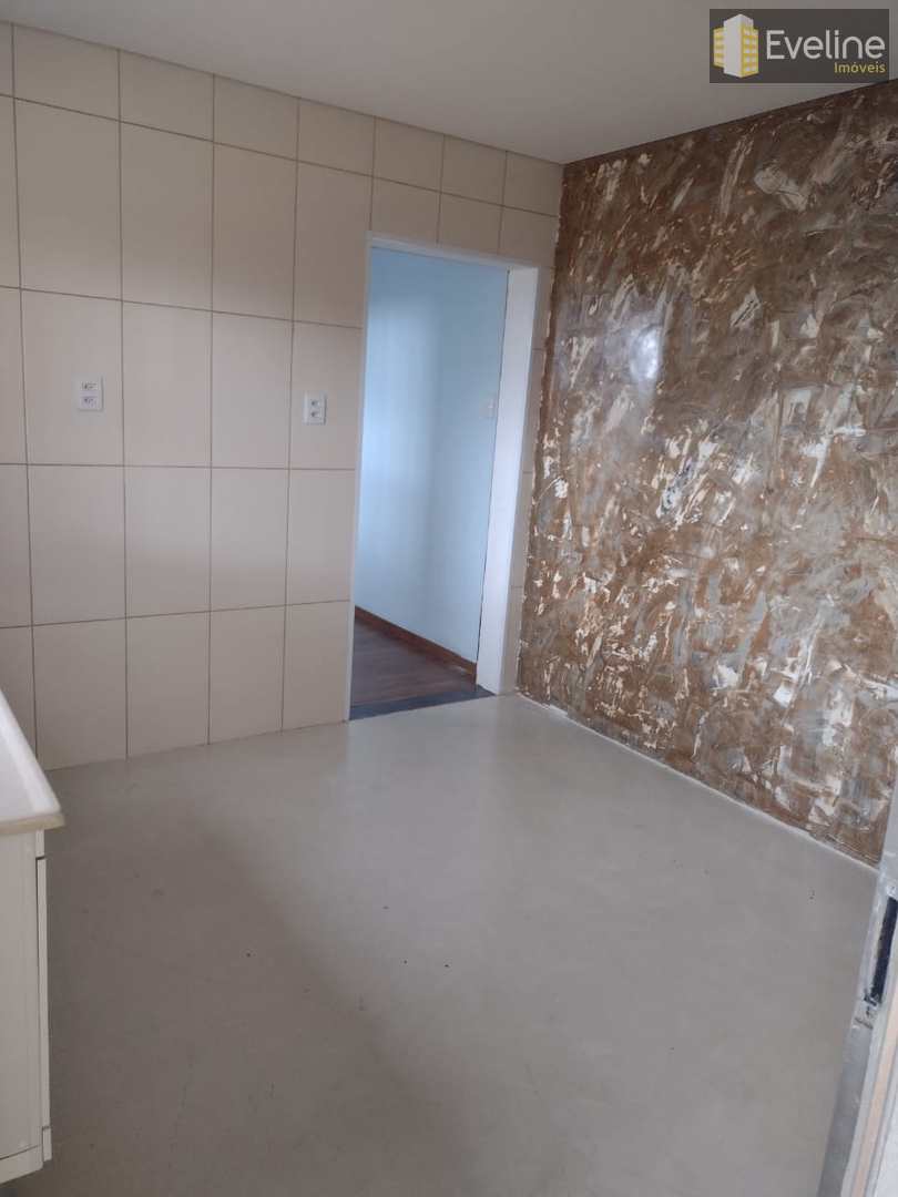 Casa à venda com 3 quartos, 300m² - Foto 2