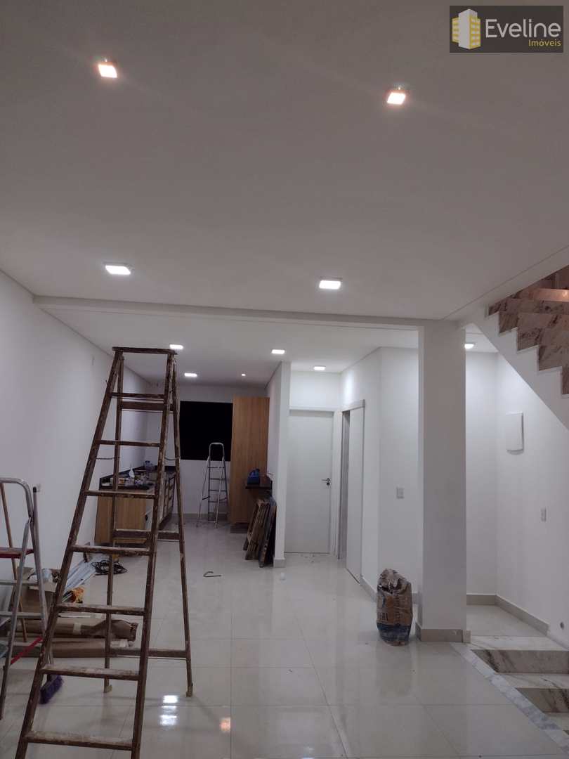 Casa à venda com 4 quartos, 200m² - Foto 2