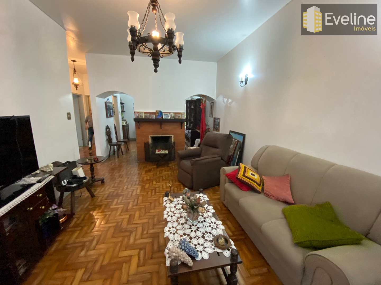 Casa à venda e aluguel com 4 quartos, 250m² - Foto 1