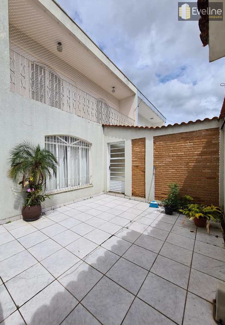 Casa à venda com 3 quartos, 140m² - Foto 1