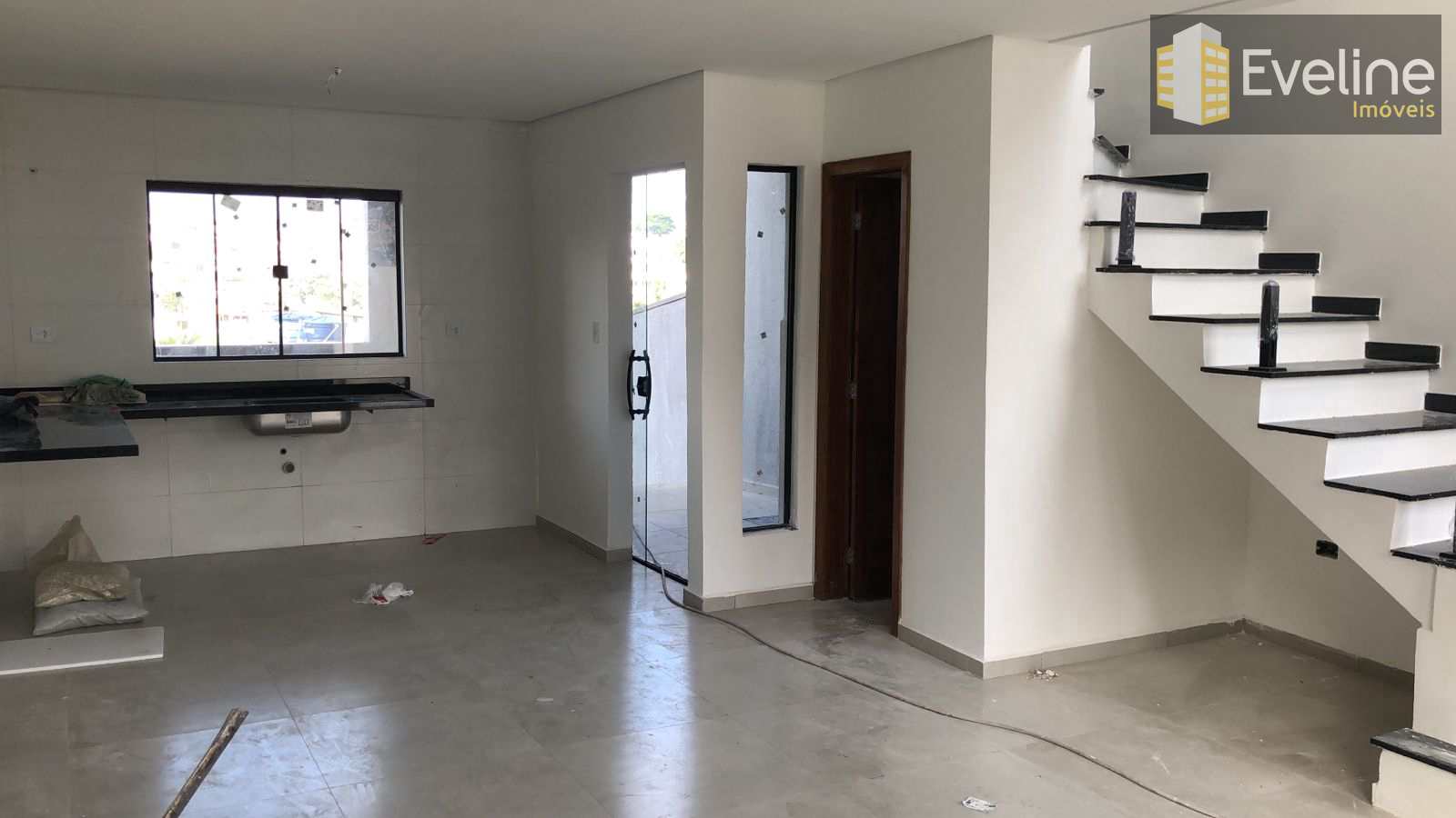 Casa à venda com 3 quartos, 100m² - Foto 4