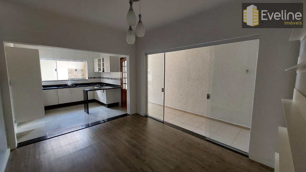 Casa à venda com 3 quartos, 210m² - Foto 4