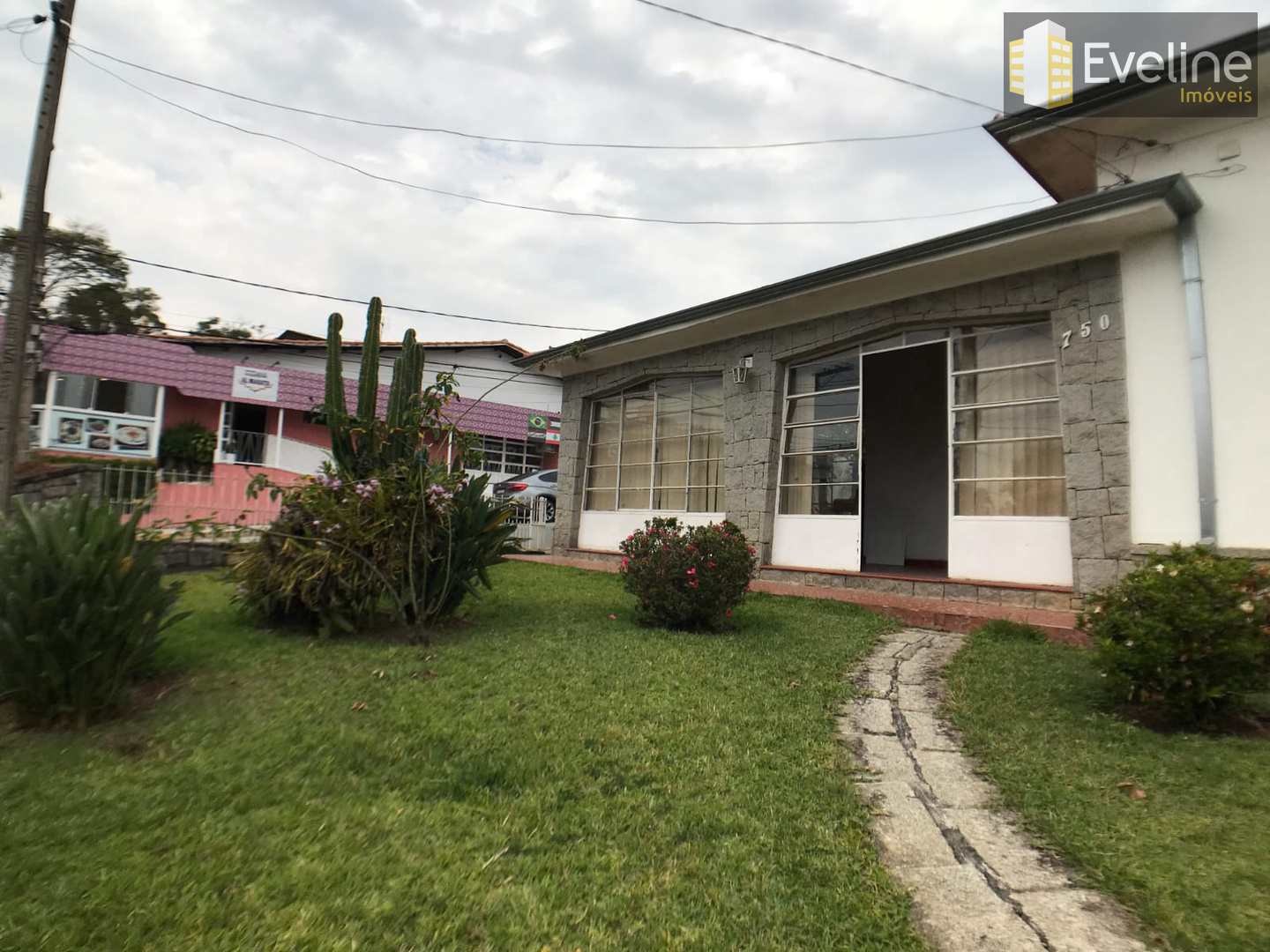 Casa para alugar com 3 quartos, 500m² - Foto 1