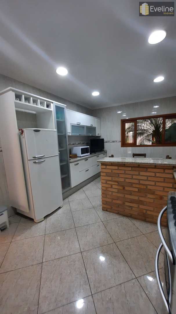 Casa à venda com 3 quartos, 300m² - Foto 15