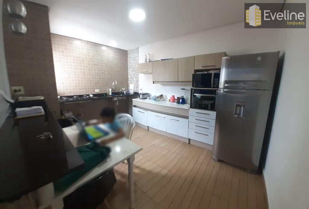 Casa à venda com 3 quartos, 210m² - Foto 1