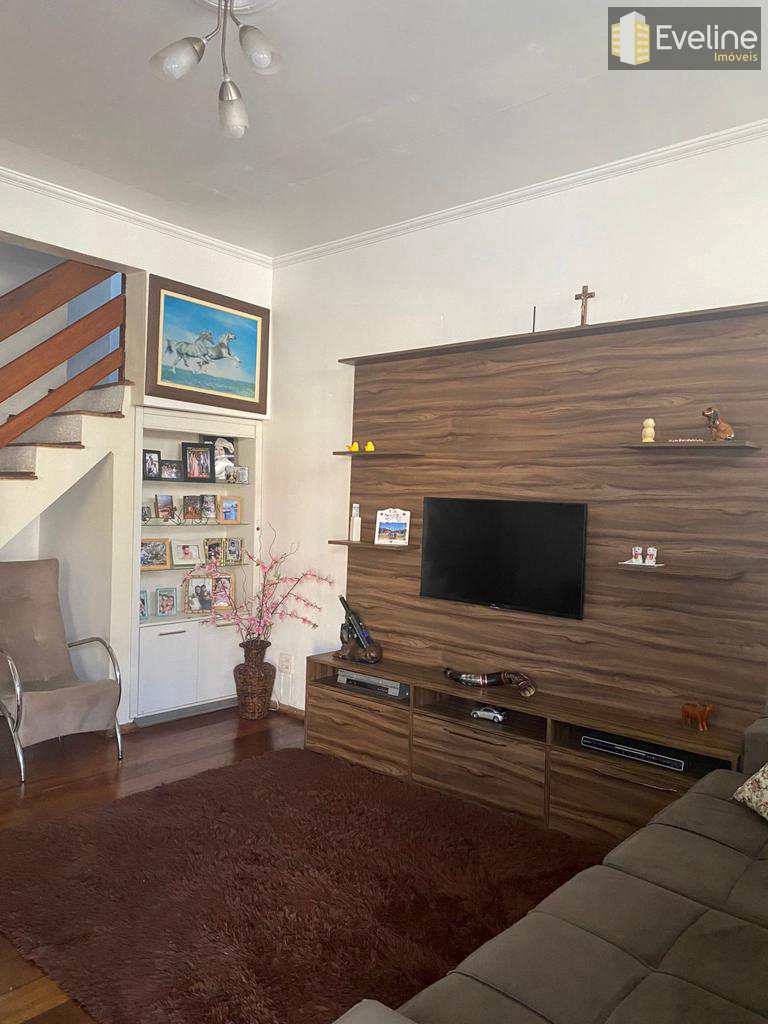 Casa à venda com 3 quartos, 126m² - Foto 1