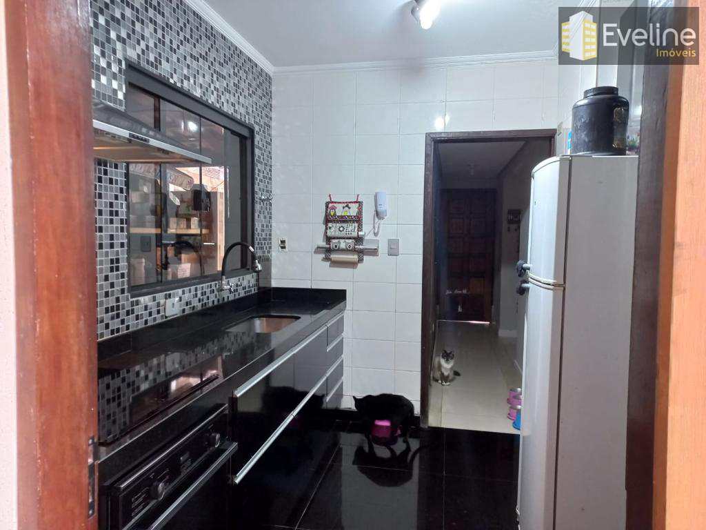 Casa de Condomínio à venda com 3 quartos, 218m² - Foto 2