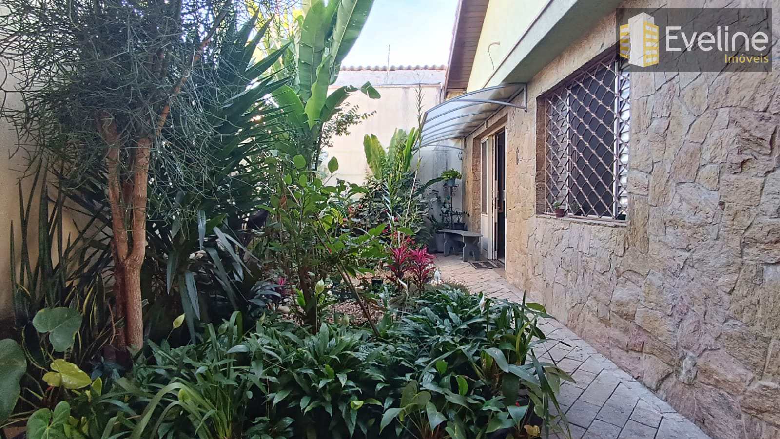 Casa à venda com 3 quartos, 300m² - Foto 1