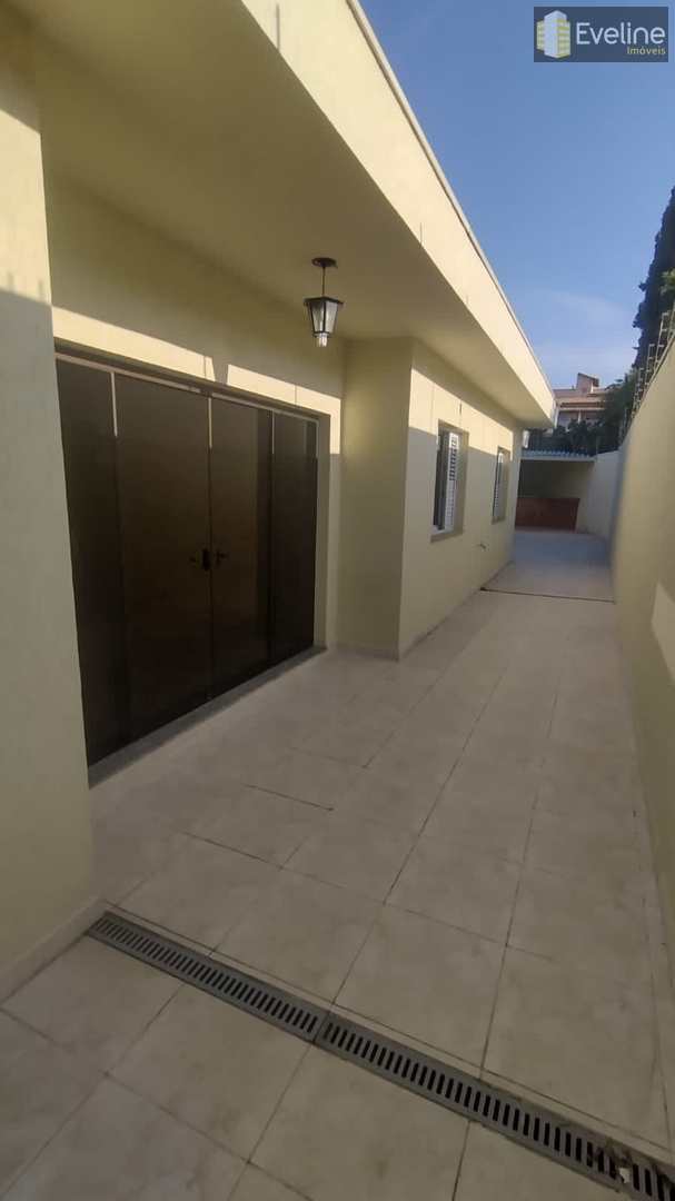 Casa à venda com 3 quartos, 331m² - Foto 1