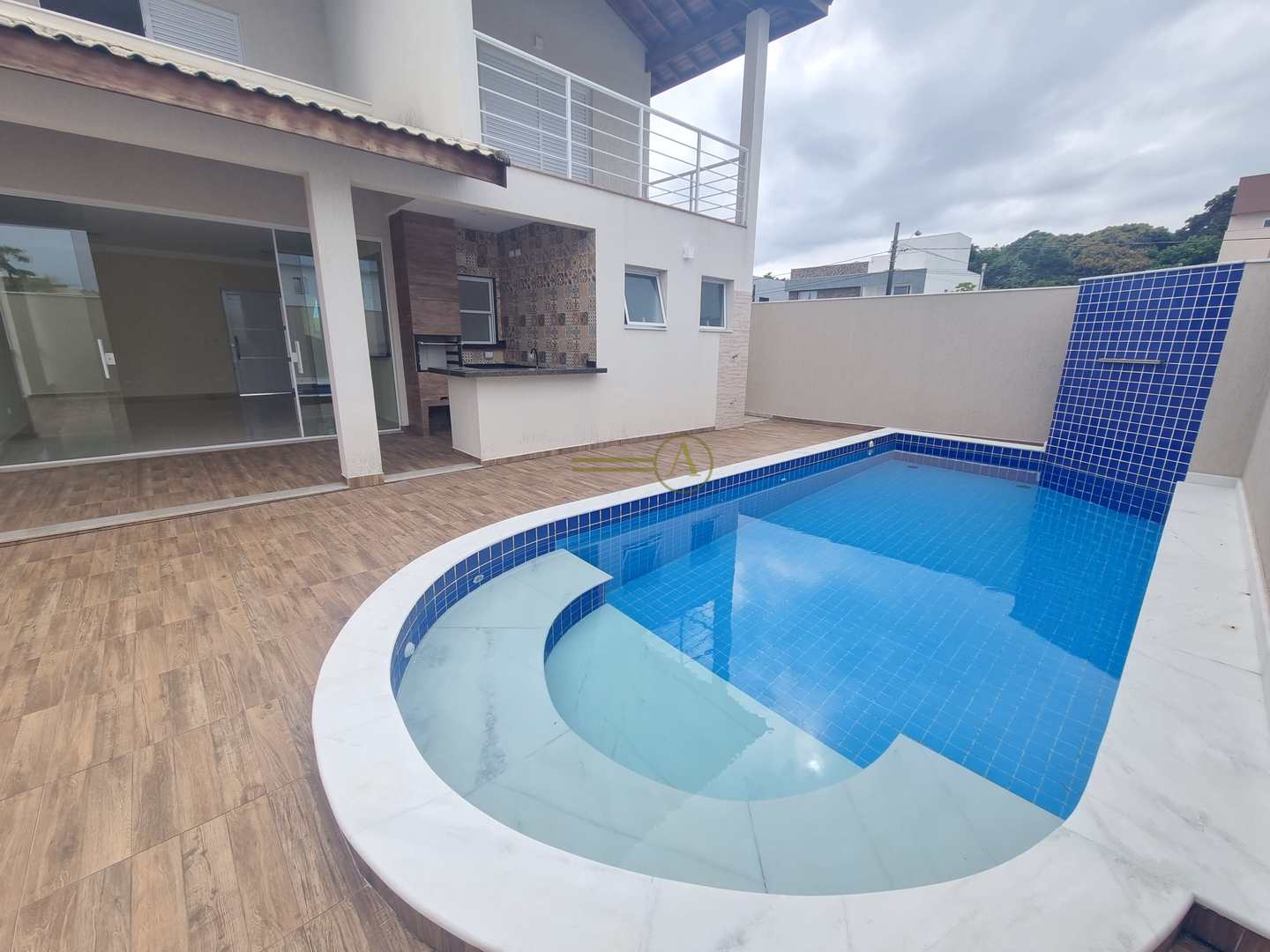 Sobrado à venda com 4 quartos, 250m² - Foto 1