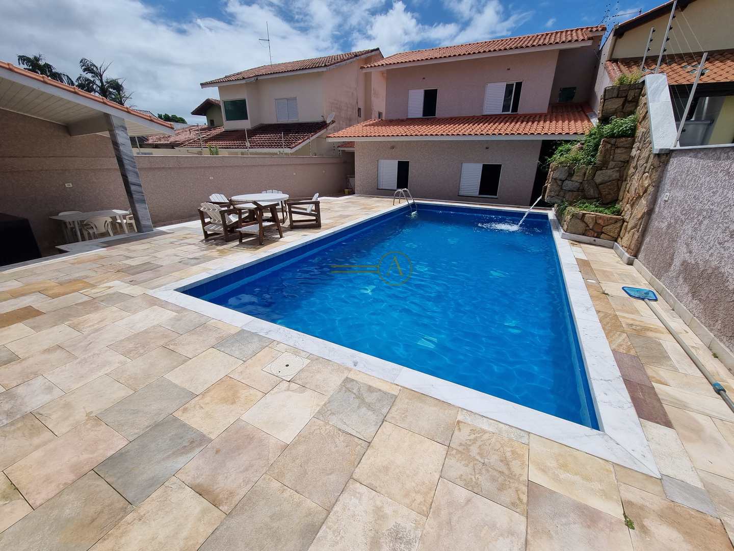 Casa com 4 suítes, alto padrão, 200m da praia, Peruíbe