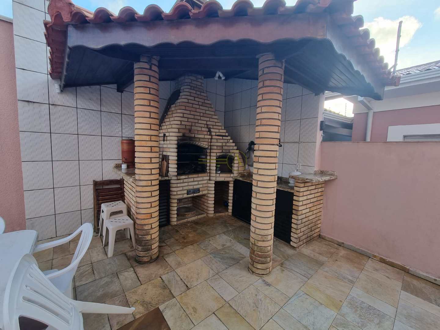 Casa à venda com 6 quartos, 235m² - Foto 2