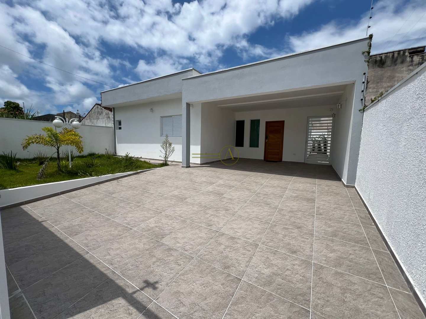 Casa à venda com 3 quartos, 129m² - Foto 1