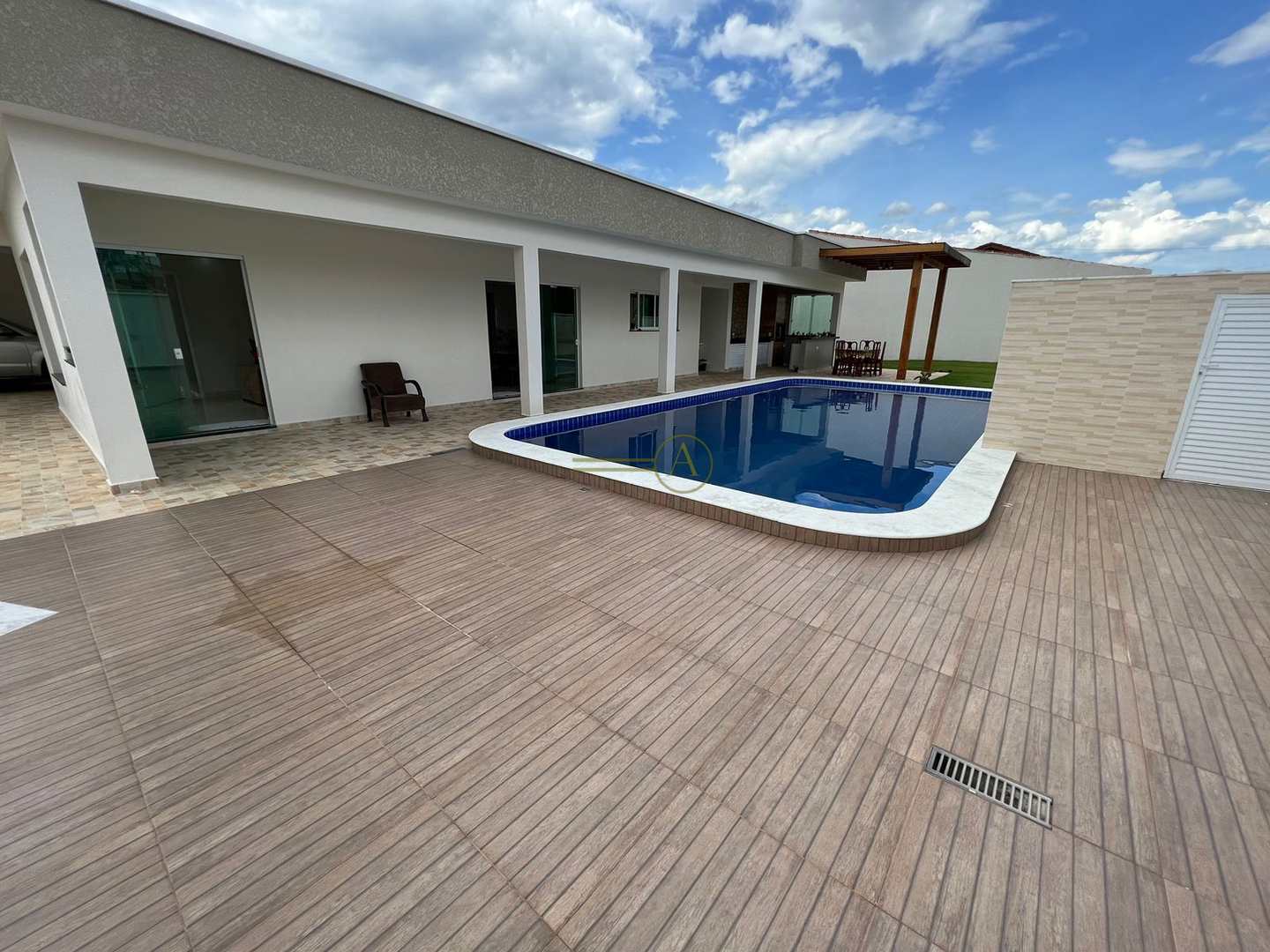 Casa à venda com 4 quartos, 200m² - Foto 2