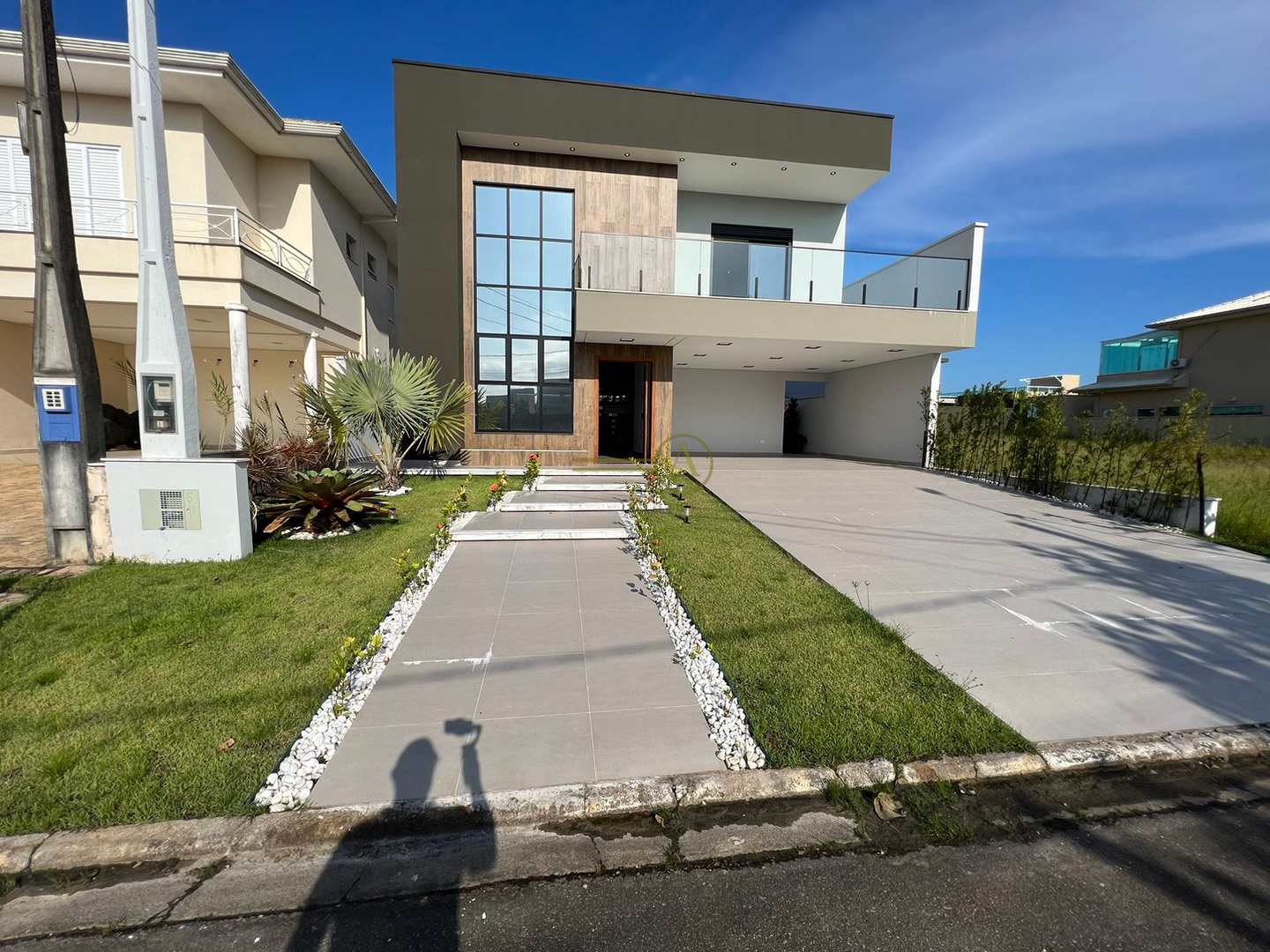 Sobrado à venda com 4 quartos, 215m² - Foto 1