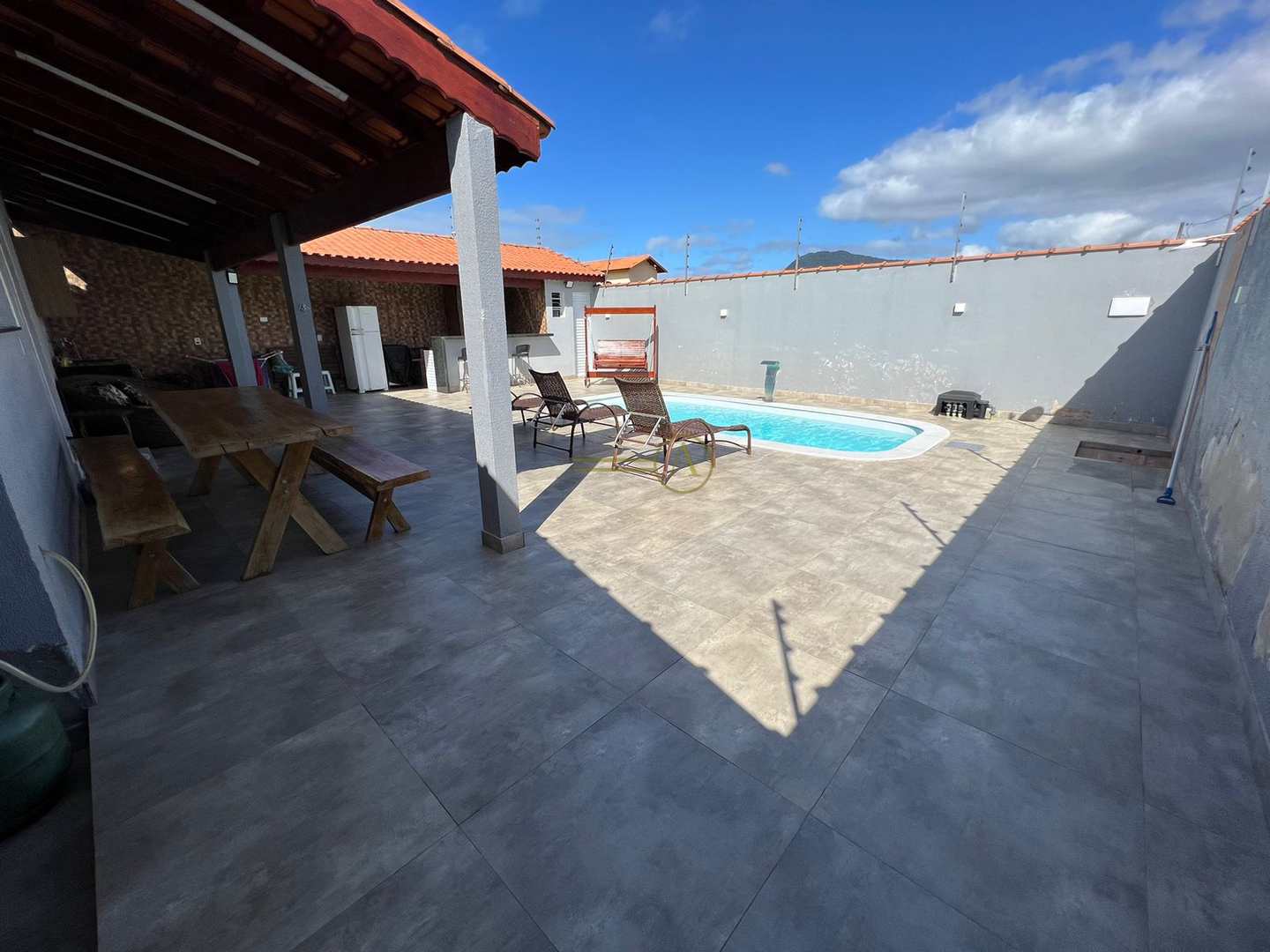 Casa à venda com 3 quartos, 120m² - Foto 1