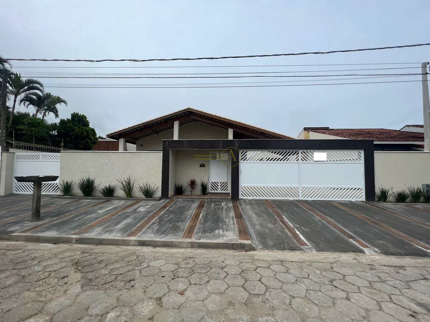 Casa à venda com 4 quartos, 232m² - Foto 1