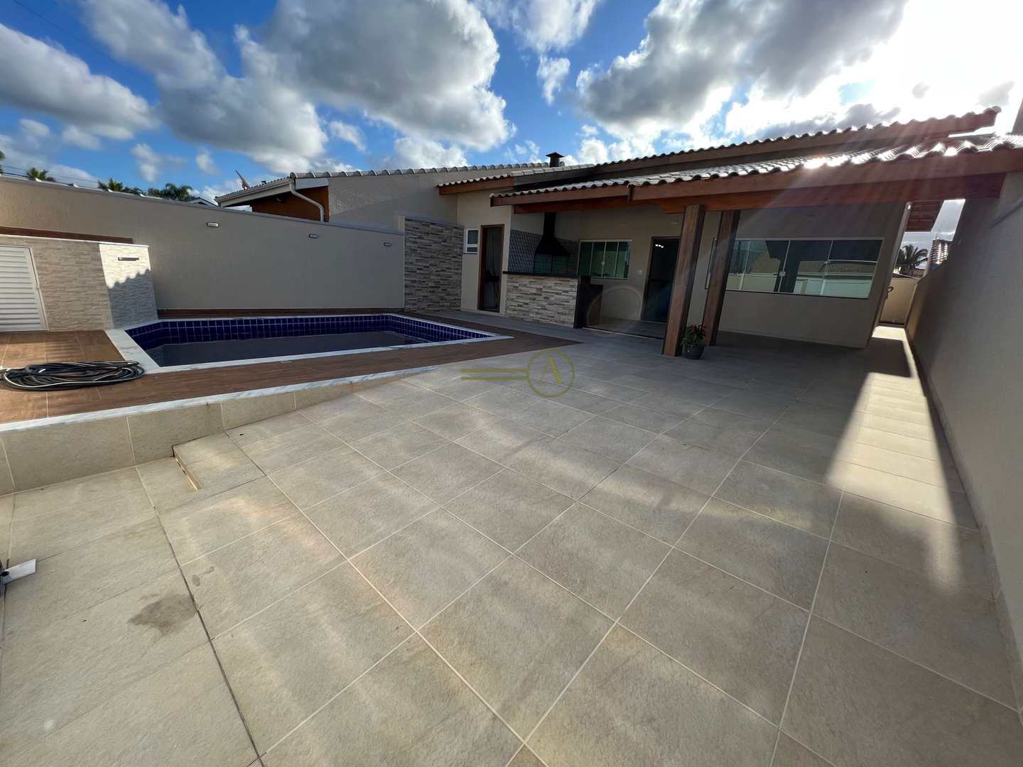 Casa à venda com 3 quartos, 137m² - Foto 1