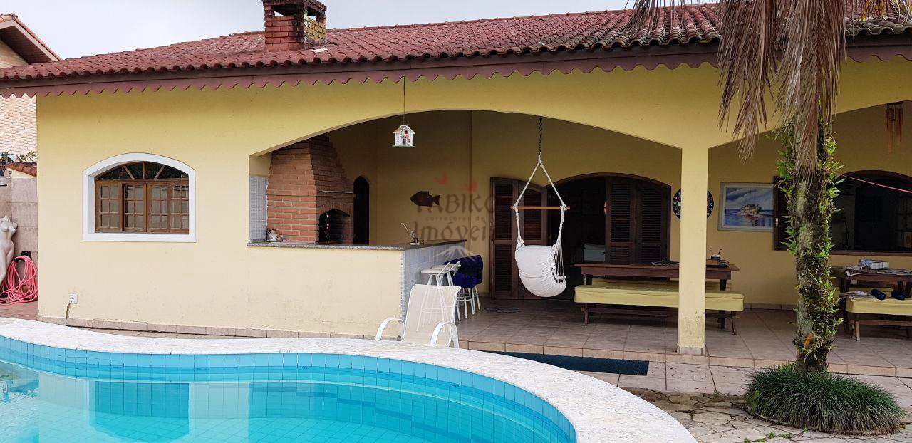 Casa térrea com 05 dormitórios, com amplo quintal e piscina.