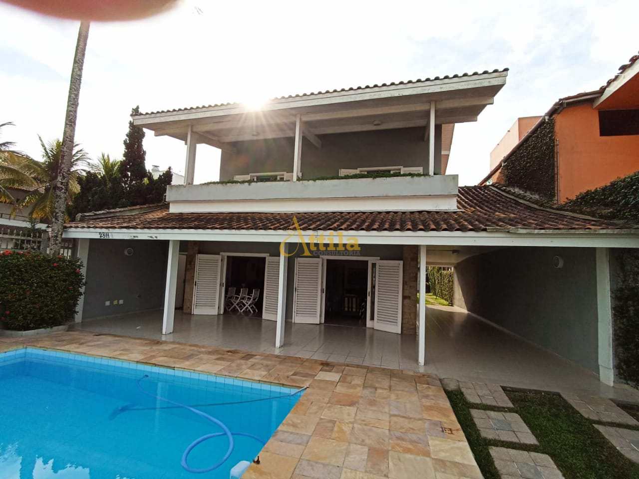 Casa frente praia Enseada, 5 dorms., lazer