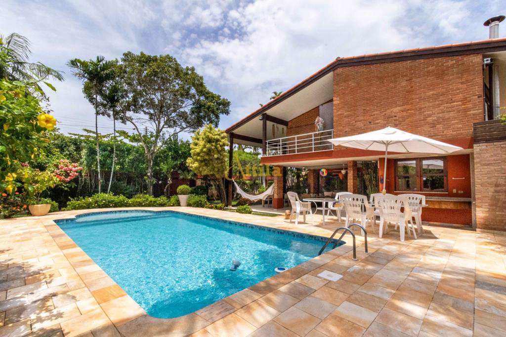 Casa 300mts praia Enseada, 6 suítes, lazer