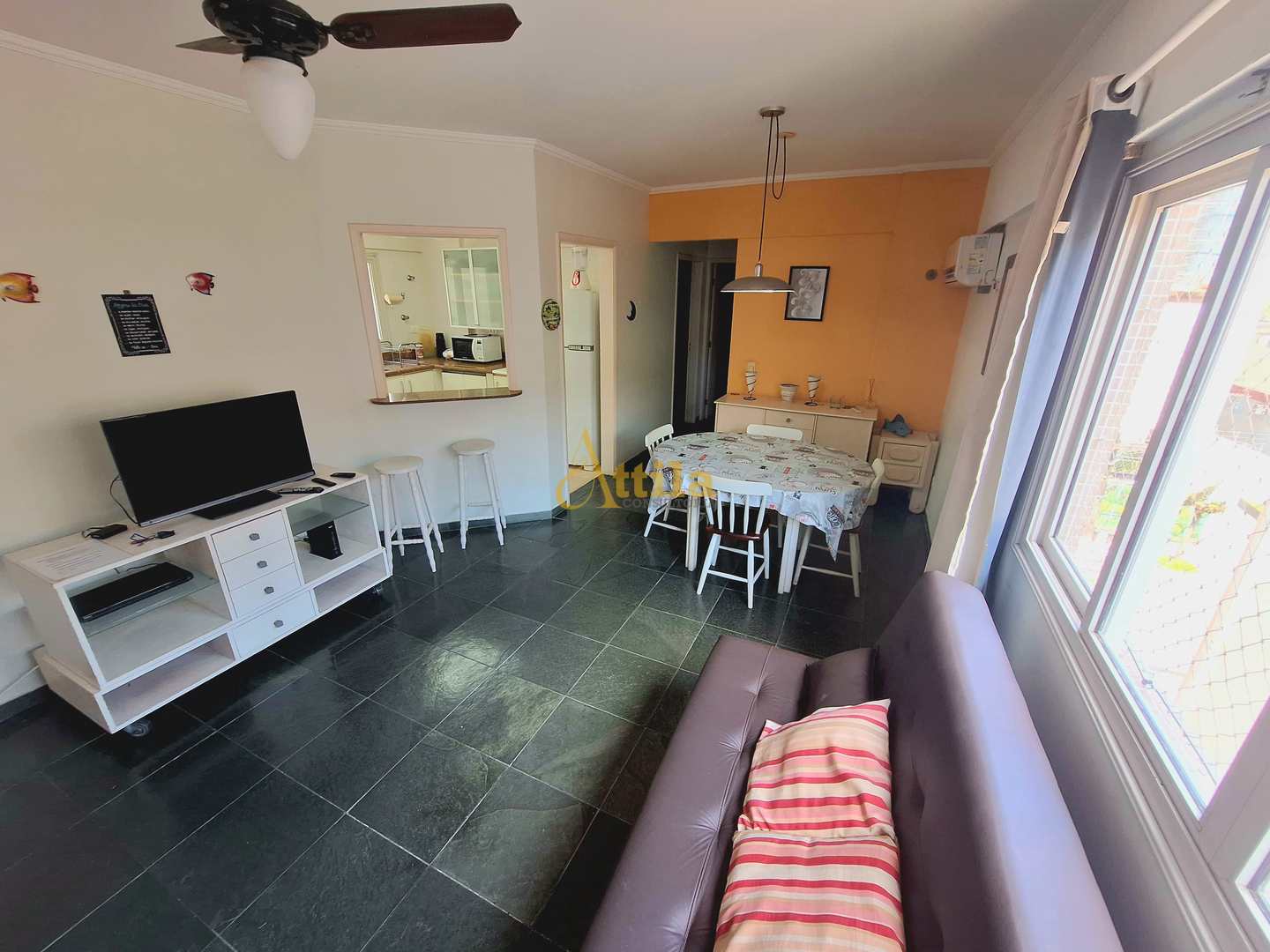 Apto (lado praia), 2 dorms., sacada, 1 vaga, Enseada