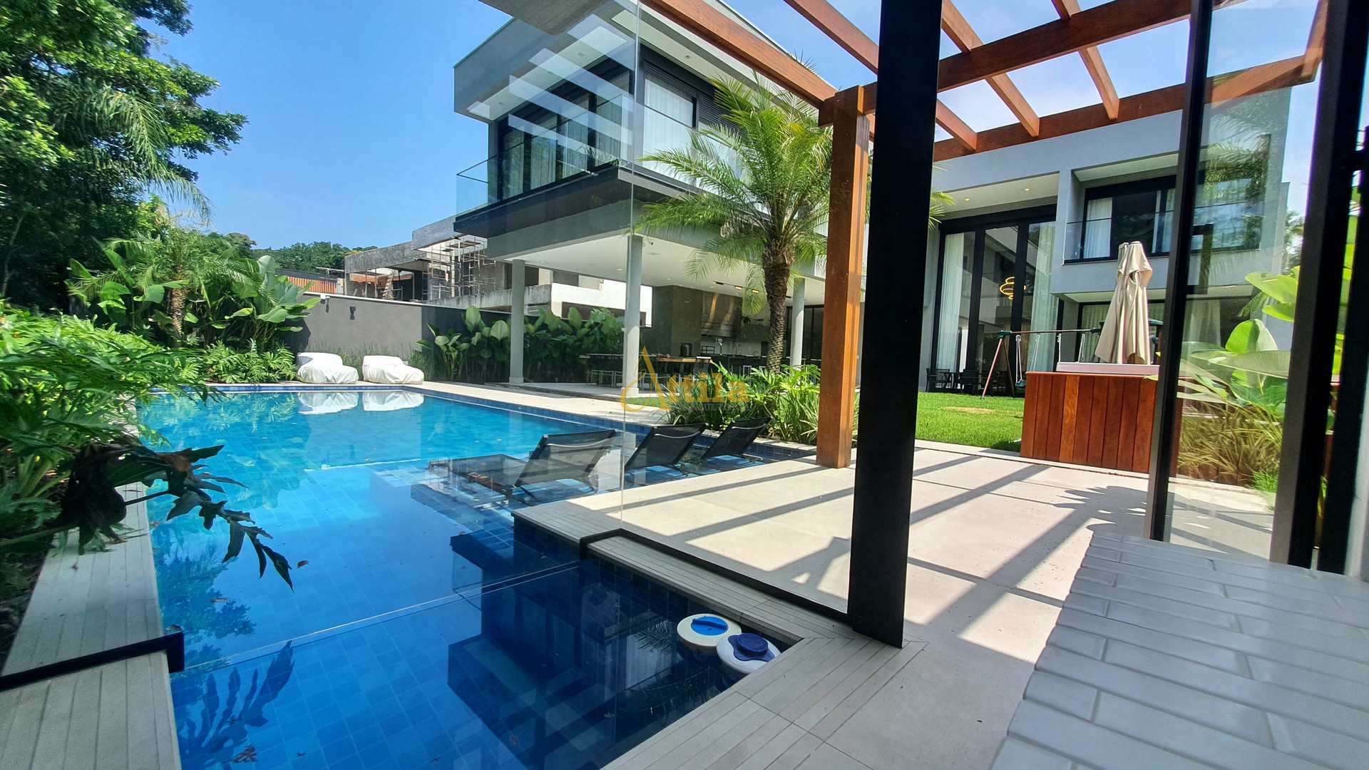 Casa de alto padrão com 7 suítes - Módulo 16