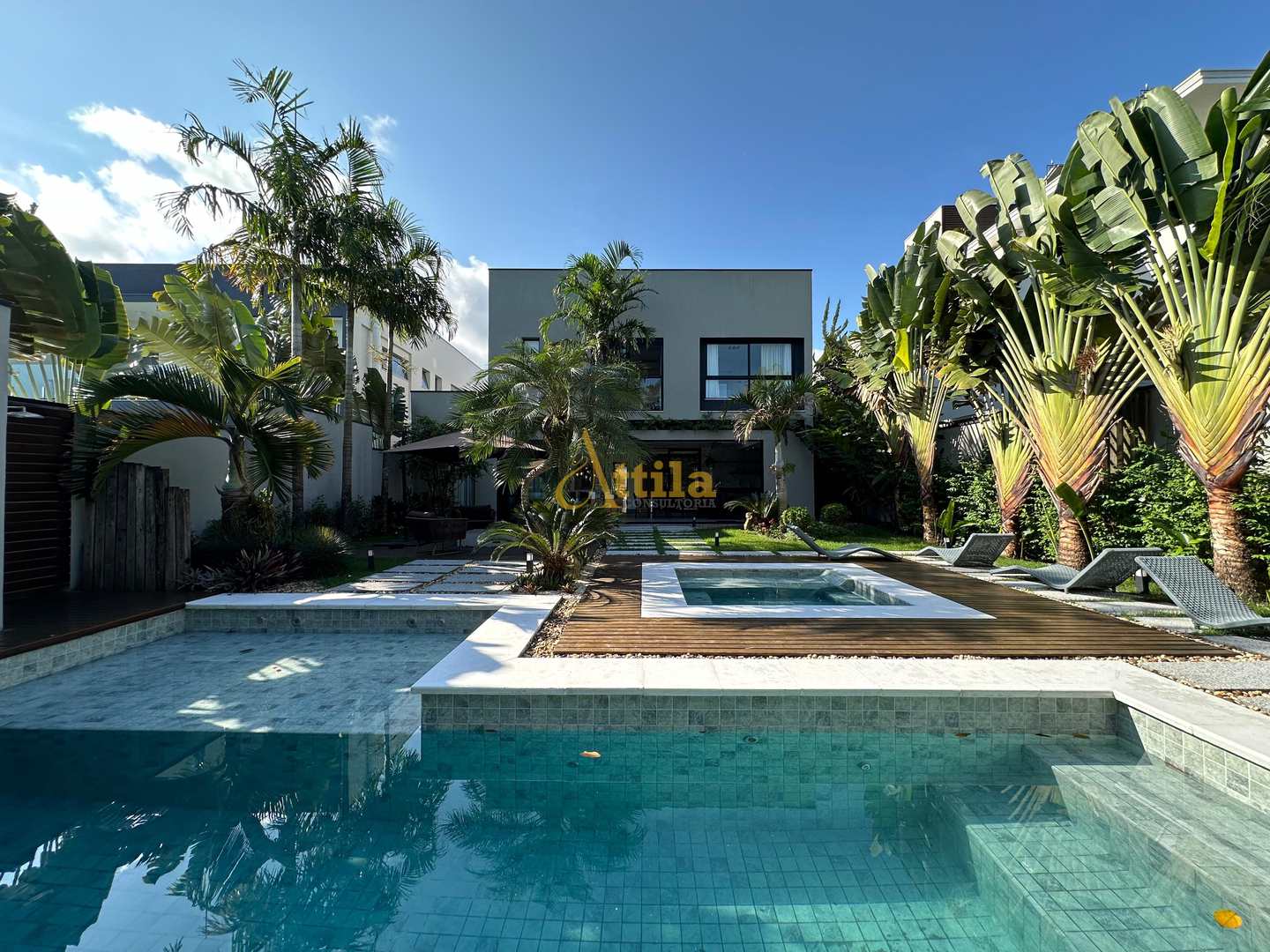 Casa de alto padrão com 5 Suítes - Módulo 17