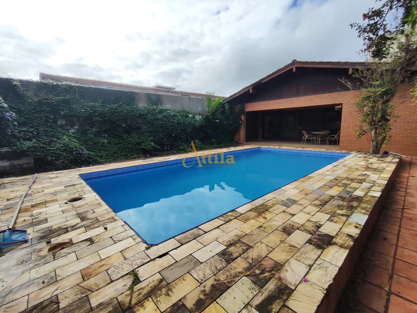Casa térrea Enseada, 5 dorms., piscina, 4 vagas