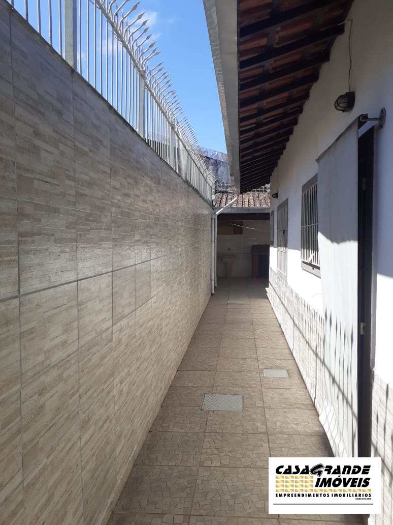 Casa à venda com 2 quartos, 70m² - Foto 4