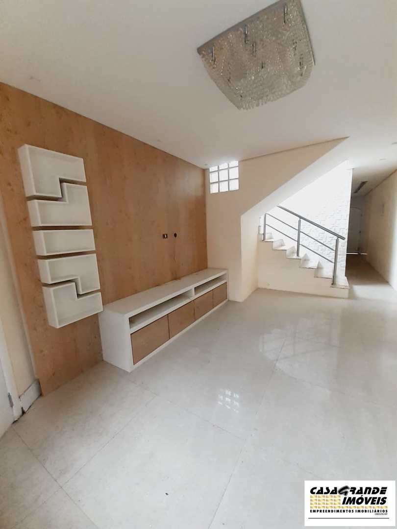 Casa à venda com 3 quartos, 220m² - Foto 8