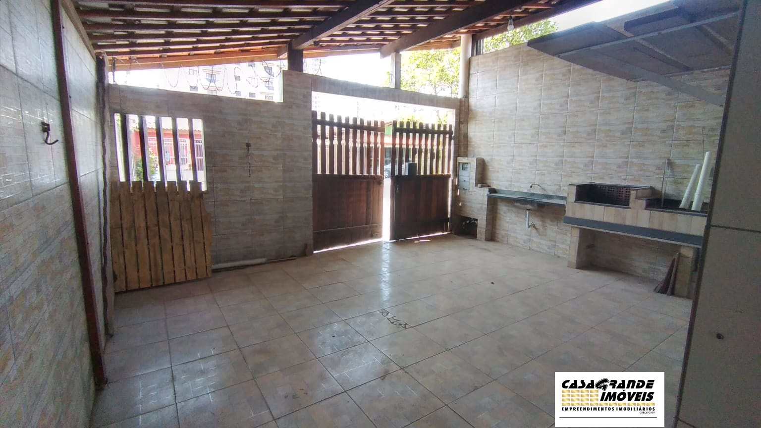 Casa à venda com 2 quartos, 70m² - Foto 2