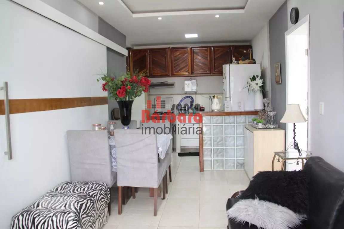 Casa à venda com 4 quartos, 240m² - Foto 2