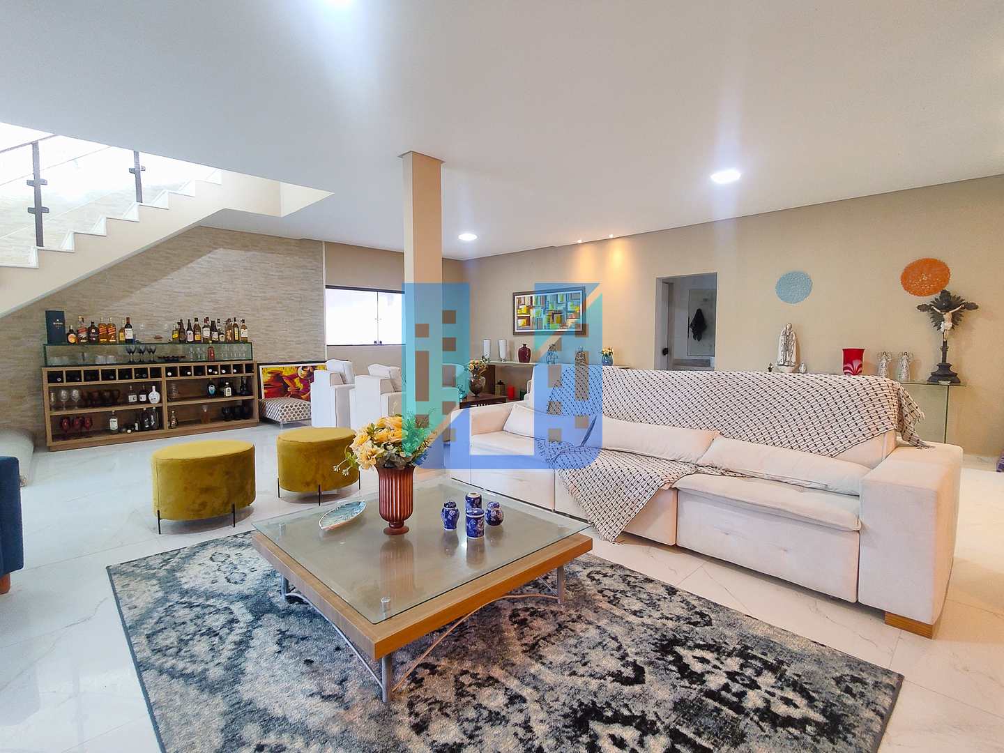 Casa à venda e aluguel com 5 quartos, 600m² - Foto 1