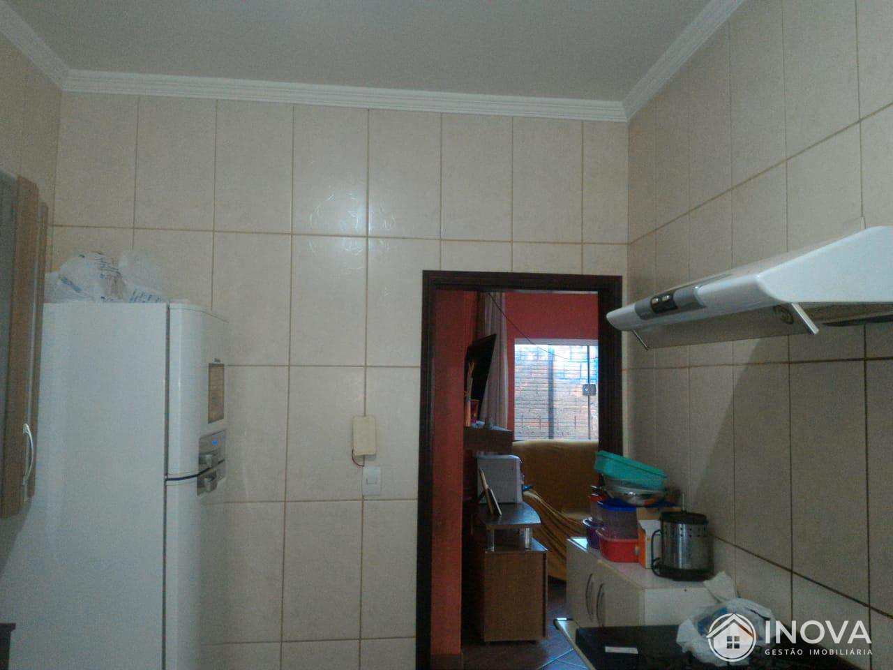 Casa à venda com 2 quartos, 200m² - Foto 4