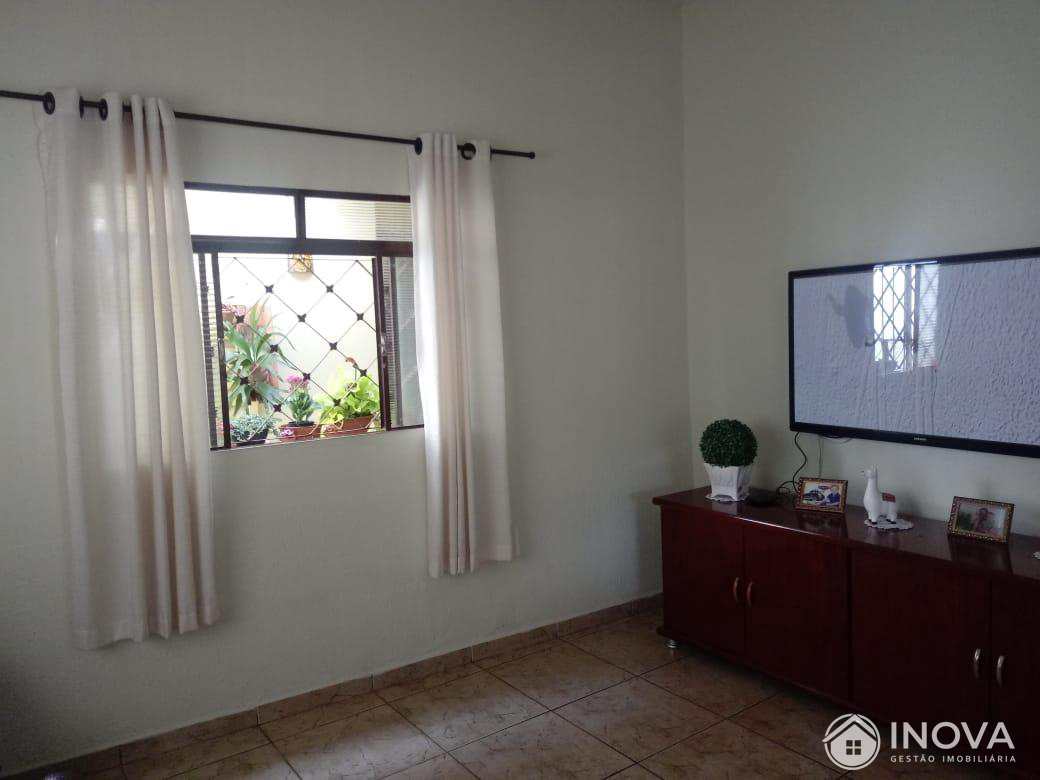 Casa à venda com 5 quartos, 212m² - Foto 14