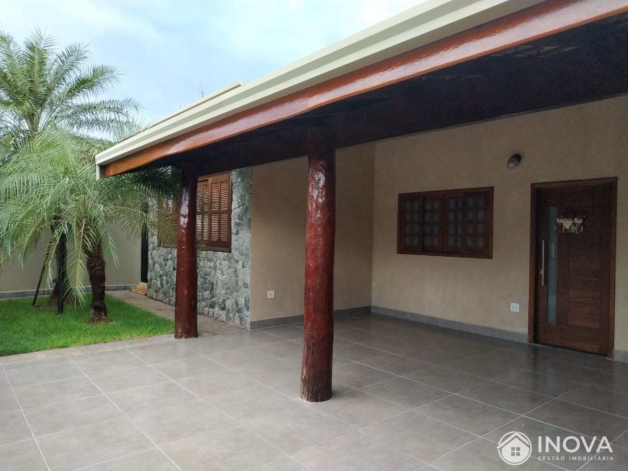 Casa à venda com 4 quartos, 200m² - Foto 1