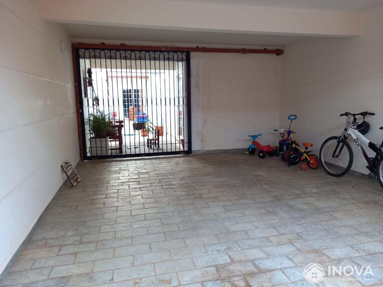 Casa à venda com 2 quartos, 195m² - Foto 2