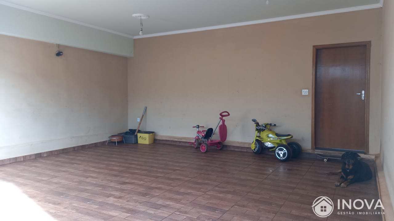 Casa à venda com 1 quarto, 258m² - Foto 2