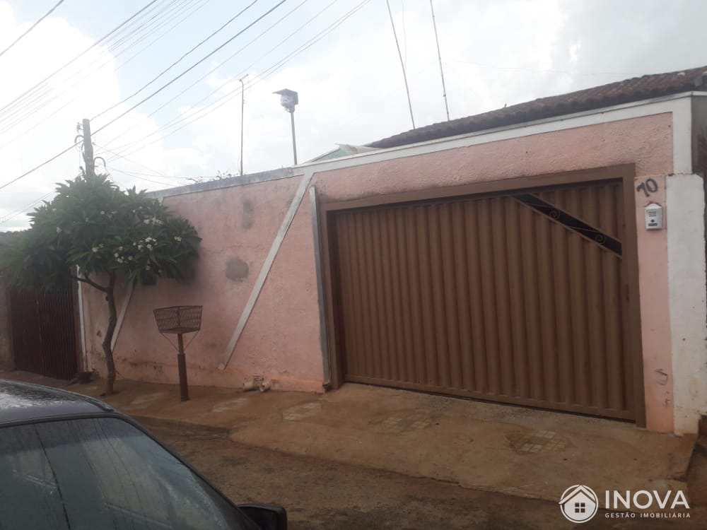 Casa à venda com 3 quartos, 100m² - Foto 1