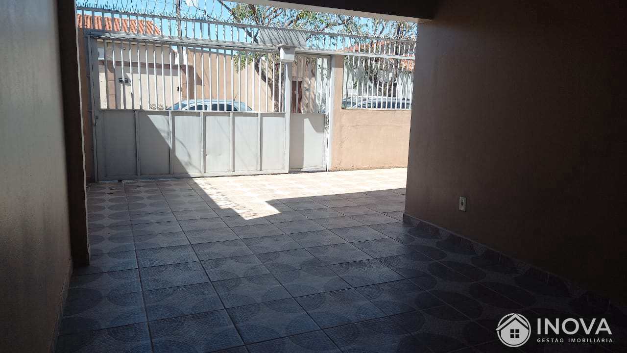 Casa à venda com 2 quartos, 240m² - Foto 1